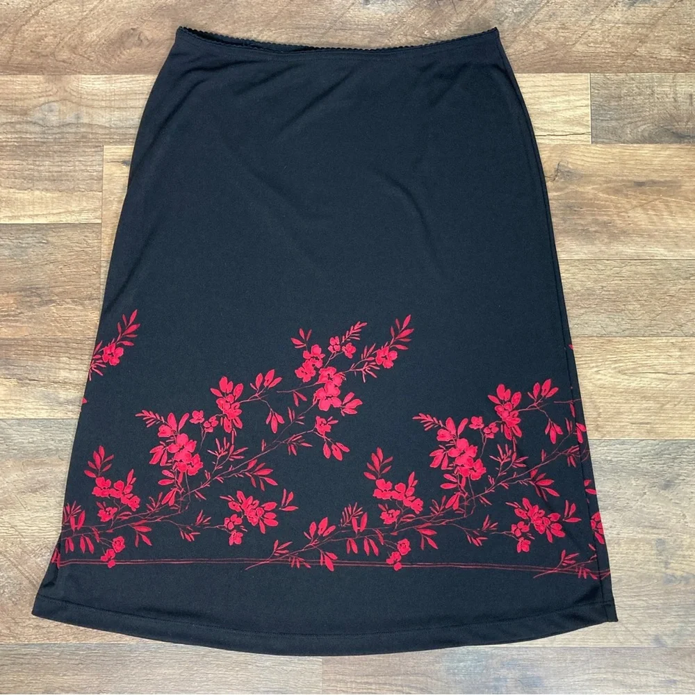 Express Black Skirt w/ Red Flowers Size M - Picture 8 of 8